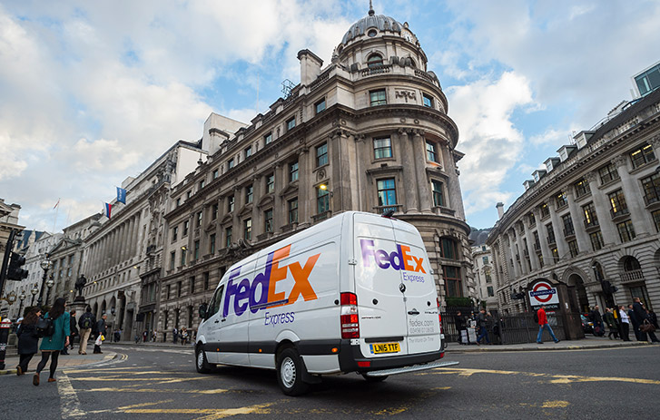 Mobil van FedEx berkendara di jalan