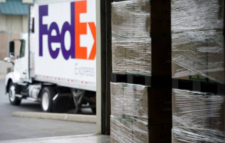 Palet FedEx di dok pengiriman