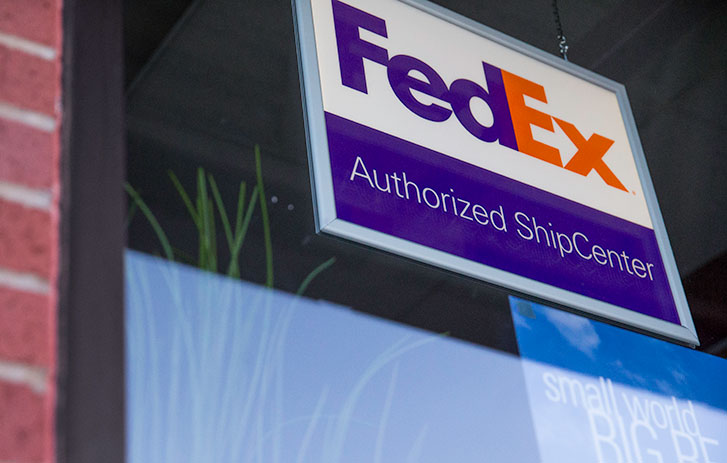 Gedung FedEx dengan logo di jendelanya