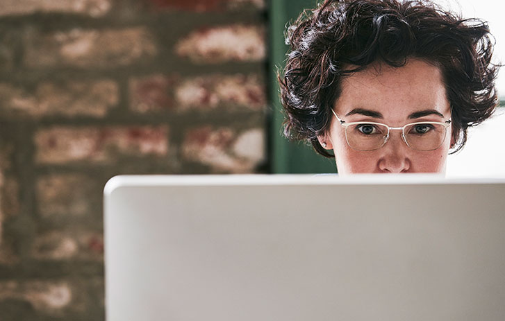 Seseorang sedang mengetik di laptop